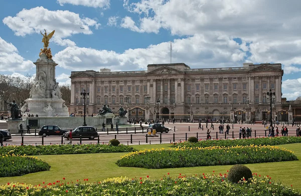 Buckingham Palace Visitor Guide 2026: Worth It, Tickets & How Long
