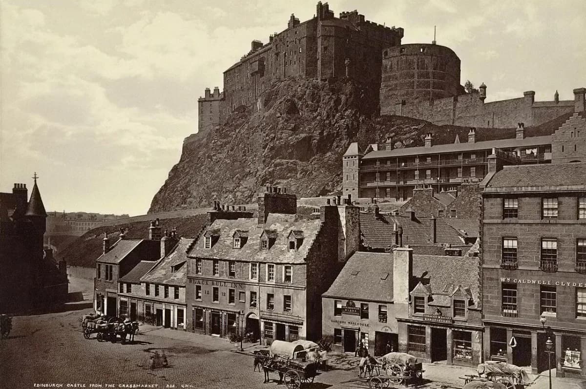 Edinburgh Castle Visitor Guide 2026: Worth It, Tickets & How Long