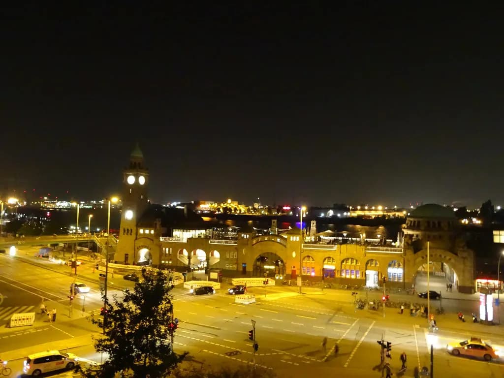 Hamburg at Night: Illuminated Sights, Districts & Evening Planning