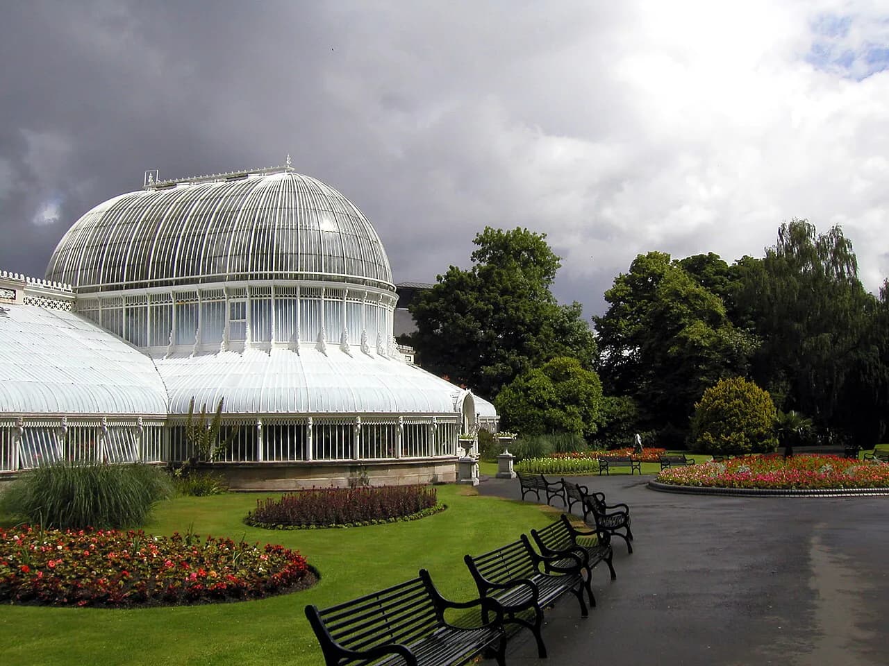 Queens Quarter Belfast Guide: Top Sights, Food & Local Tips