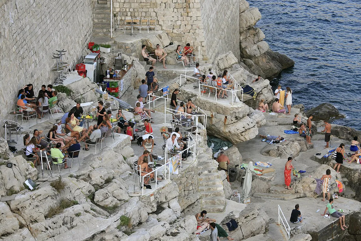 Quiet stepped lane in Dubrovnik Old Town's Pustijerna quarter, Croatia — 1