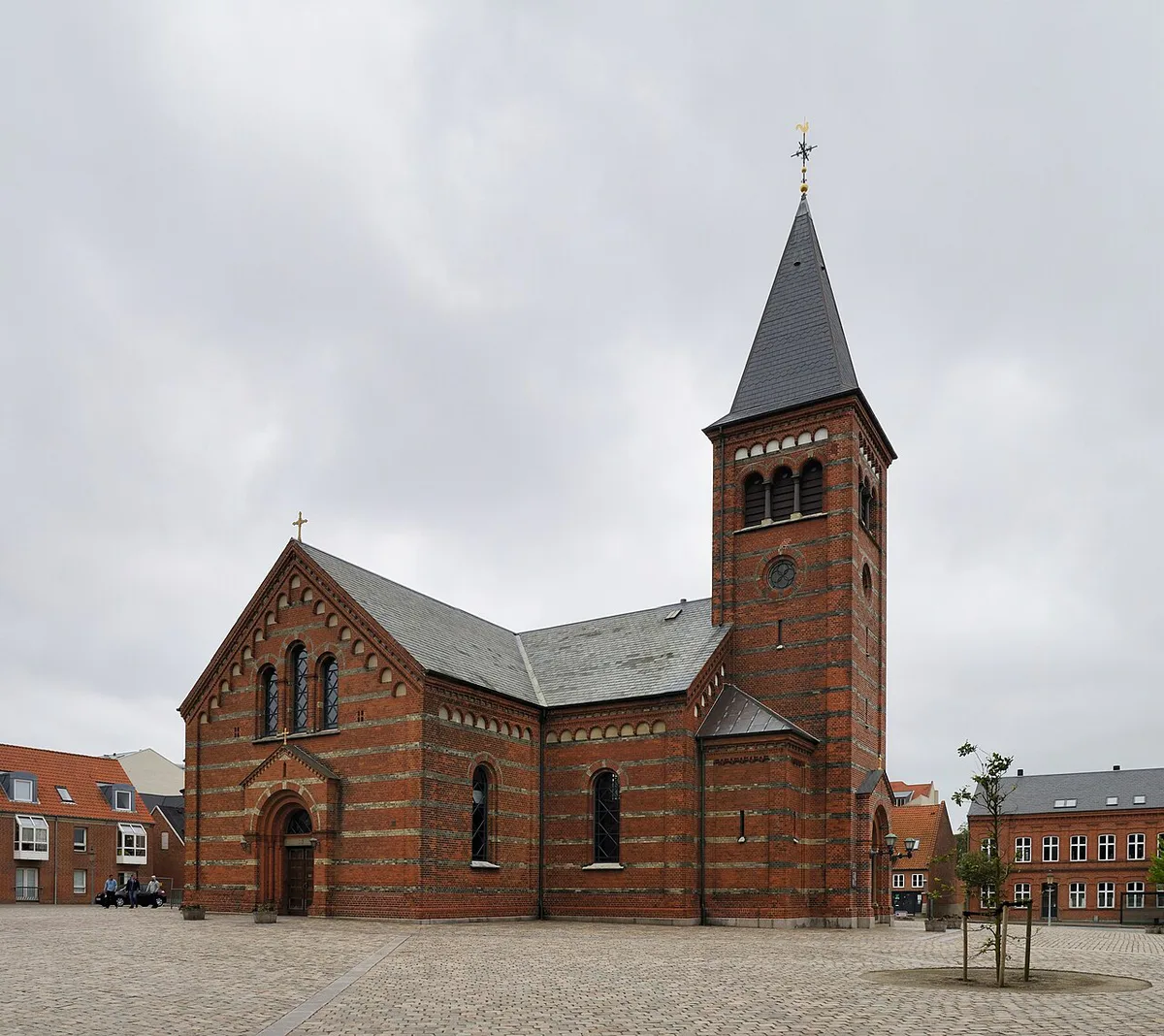 Canal houseboats and the spiral tower of Vor Frelsers Kirke in Christianshavn, Denmark — 2