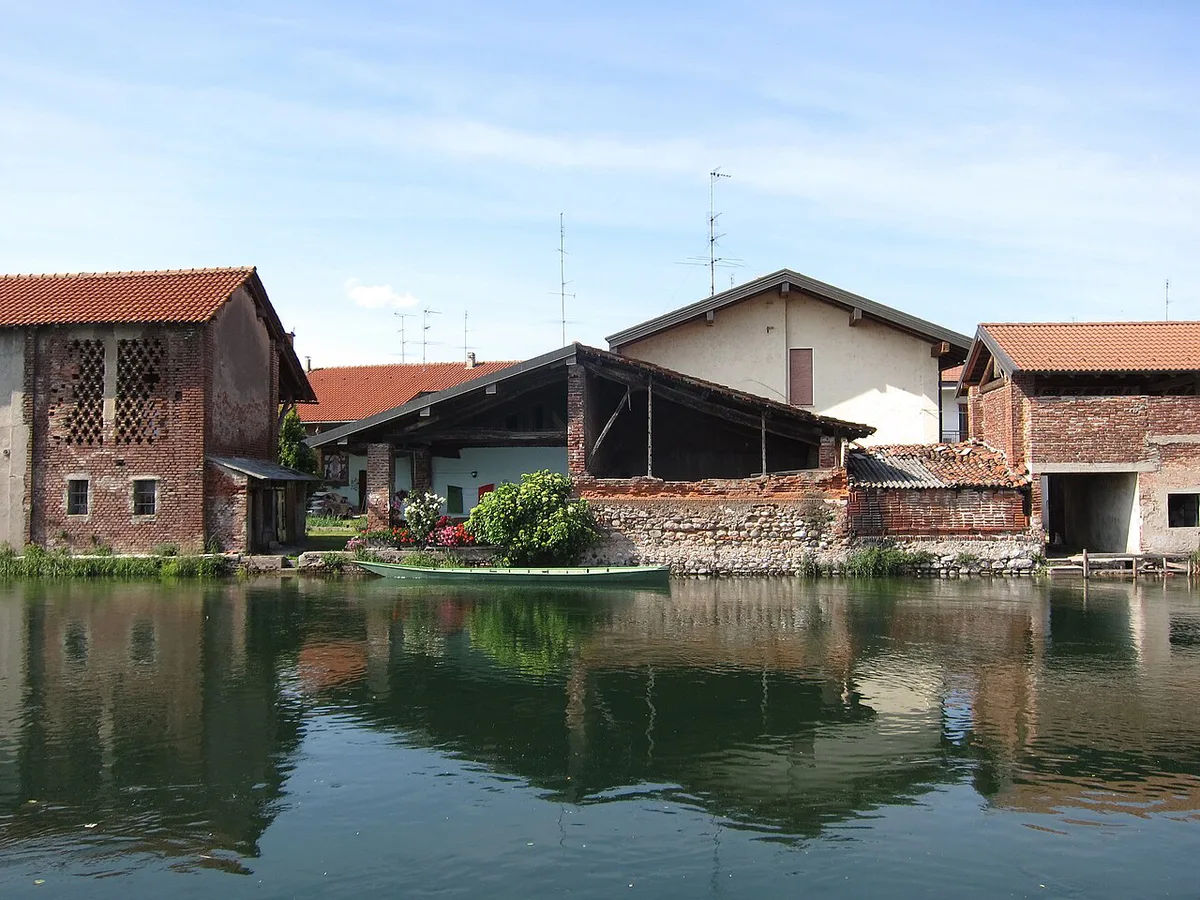 Vicolo dei Lavandai historic wash house in the Navigli district, Milan, Italy — 1