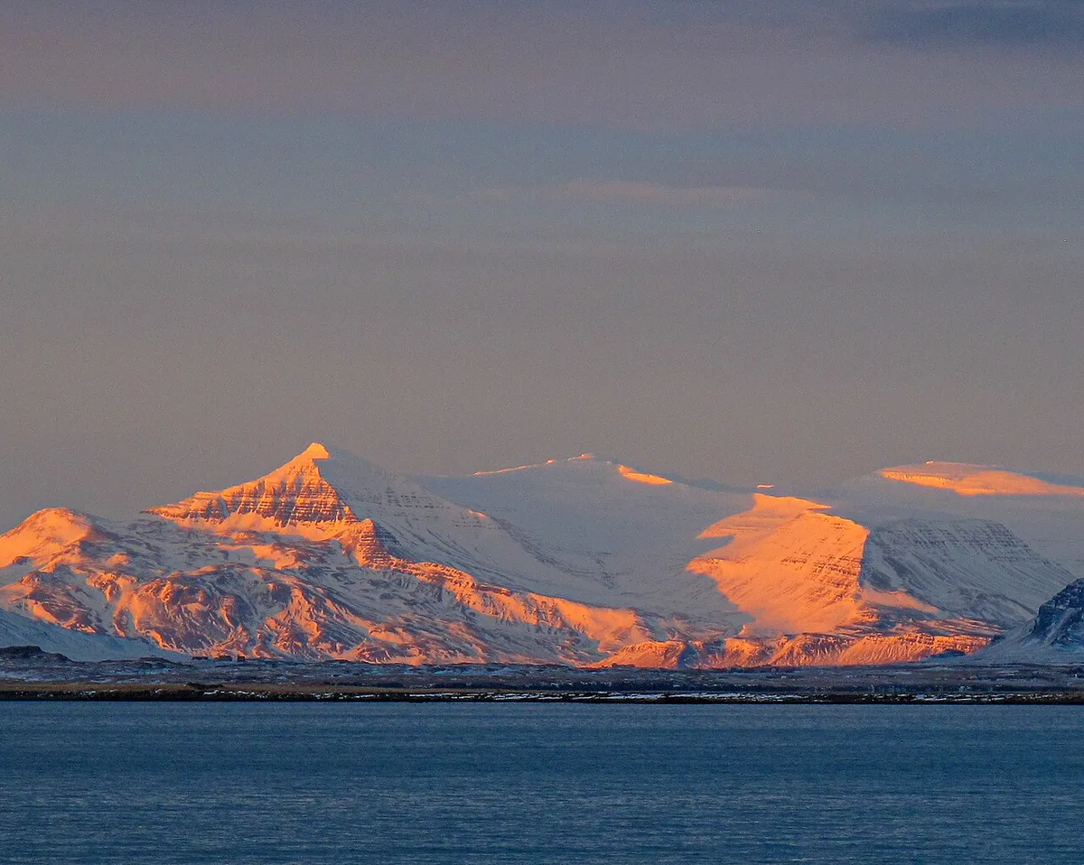 Colorful harbourside buildings and Mount Esja backdrop in Reykjavík, Iceland — 1