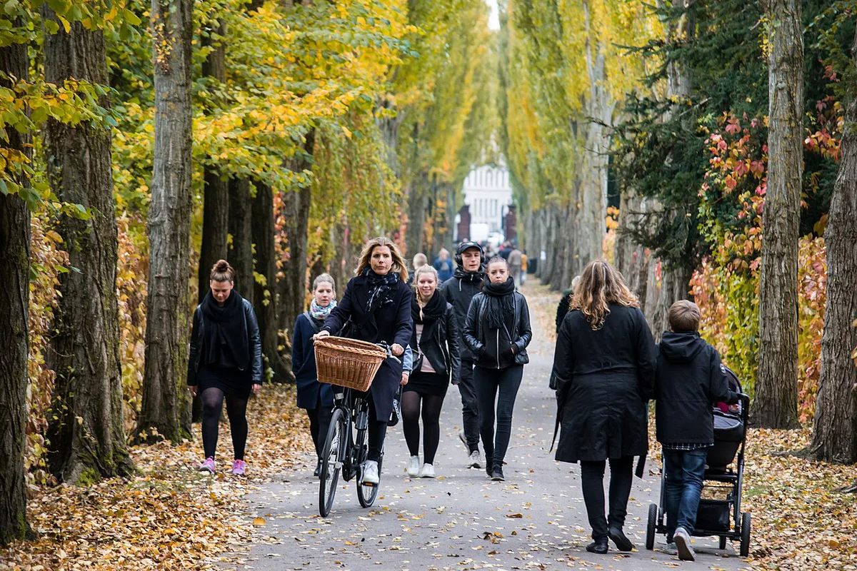 Superkilen park and Assistens Cemetery pathways in Nørrebro, Denmark — 1