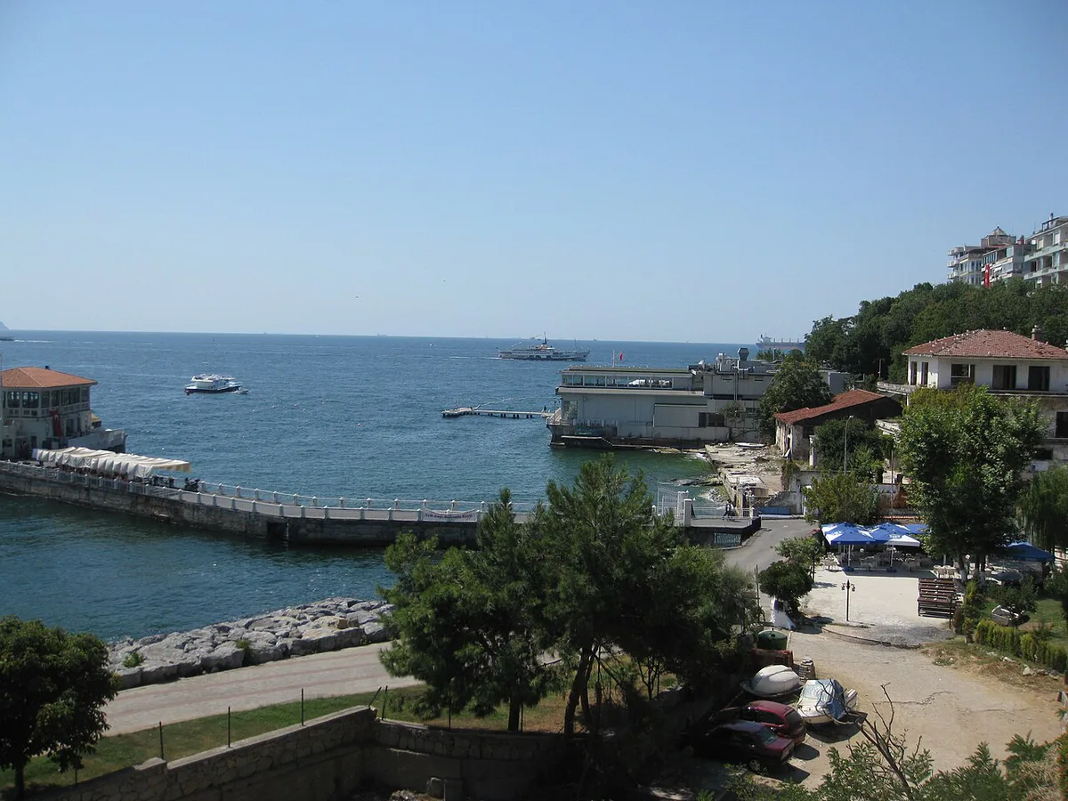 Seaside promenade at Moda with the Sea of Marmara in Istanbul, Turkey — 1