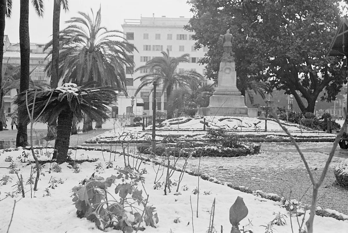 Parque de Málaga nevado en 1954 y monumento al comandante Benítez 01 — 1