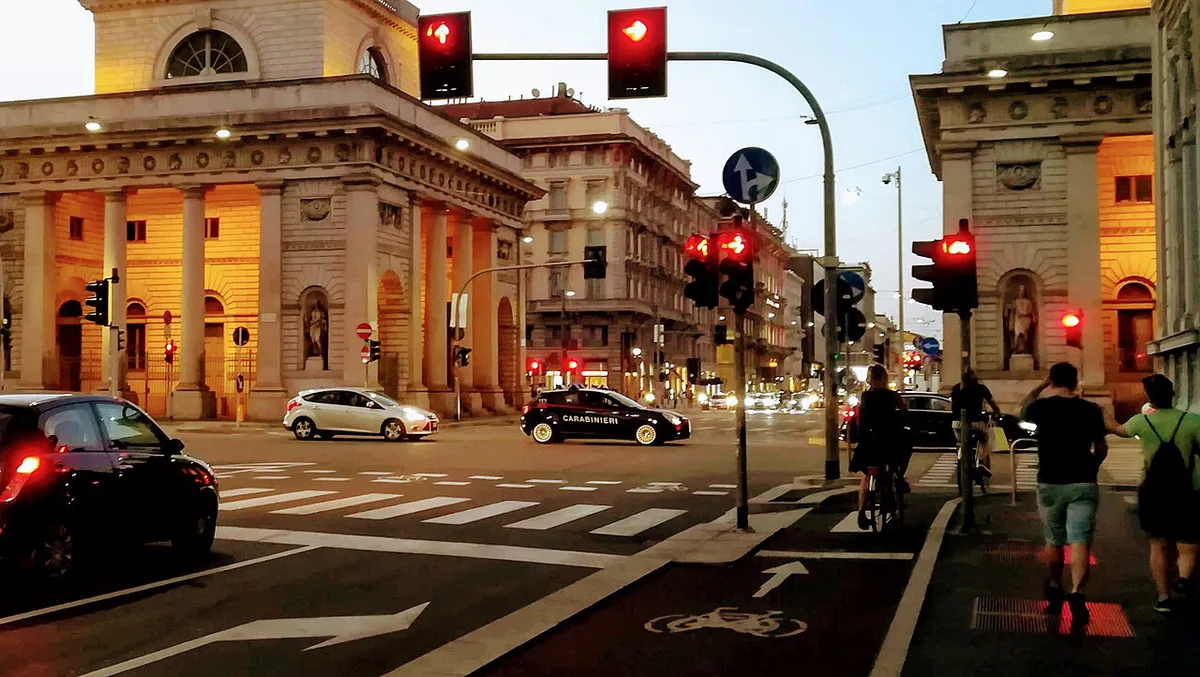 Italian police car crossing Porta Venezia in Milano — 1