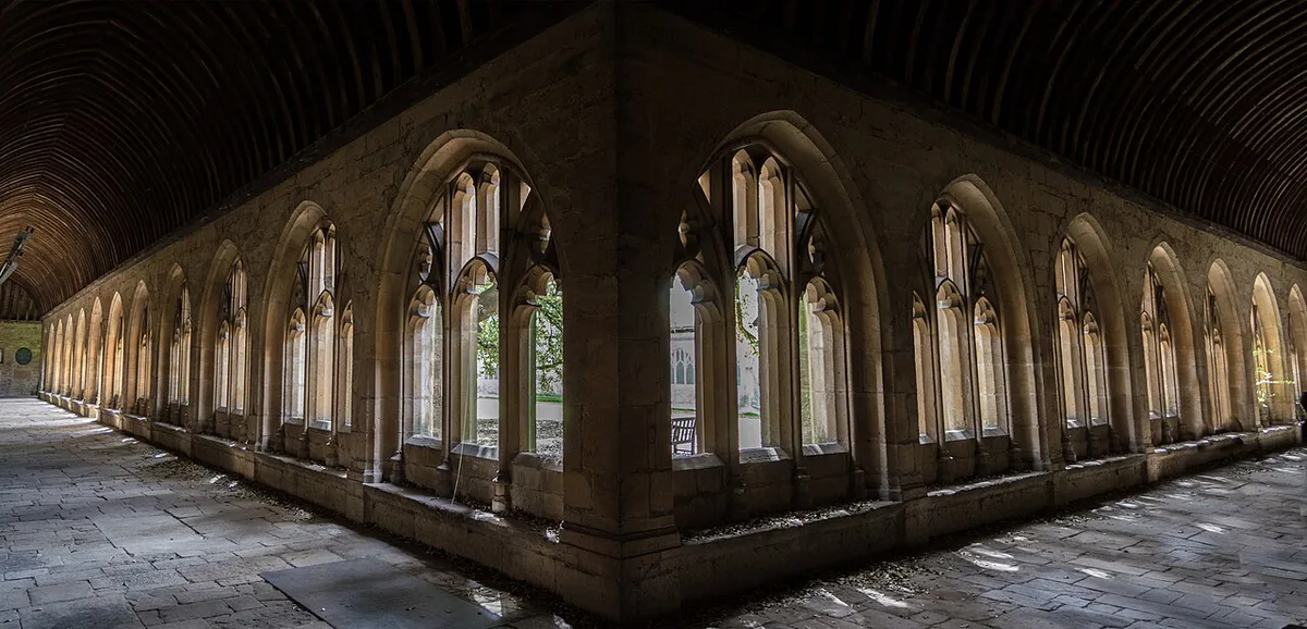 Manicured lawn and lake inside a historic Oxford college garden, United Kingdom — 1