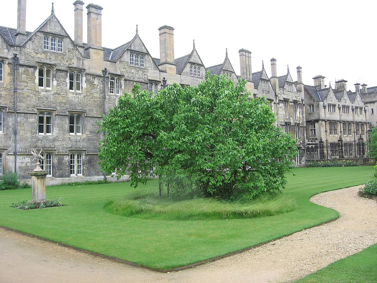 Manicured lawn and lake inside a historic Oxford college garden, United Kingdom — 2