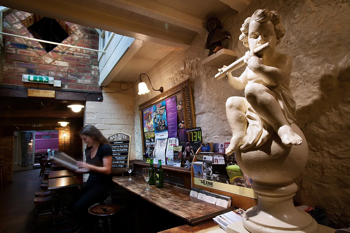 Cosy stone-walled pub interior on a hidden Oxford passage, United Kingdom — 1