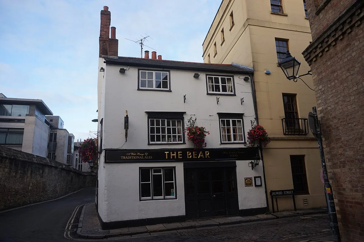 Cosy stone-walled pub interior on a hidden Oxford passage, United Kingdom — 2