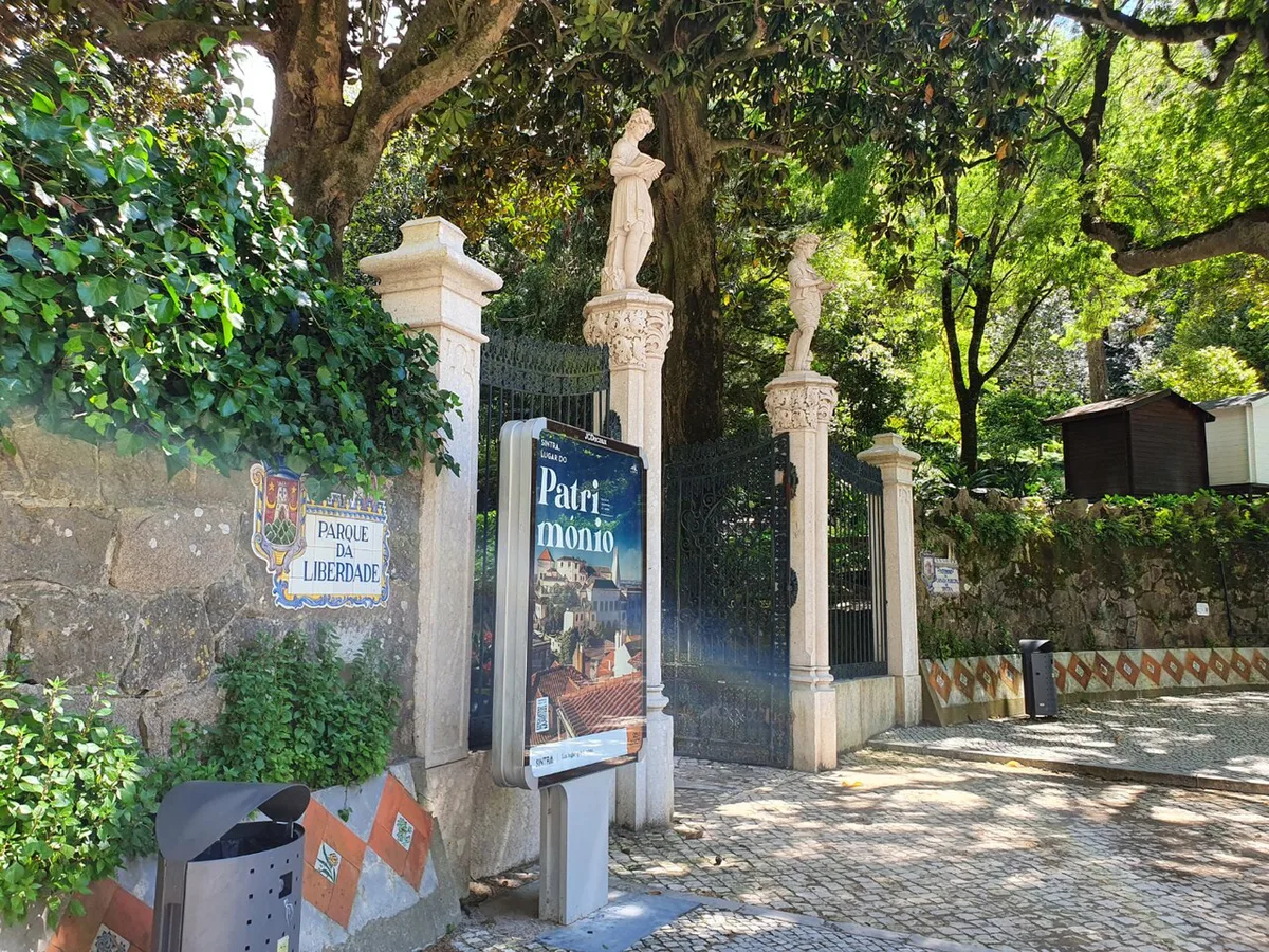 Family sightseeing in Sintra, Portugal — 1