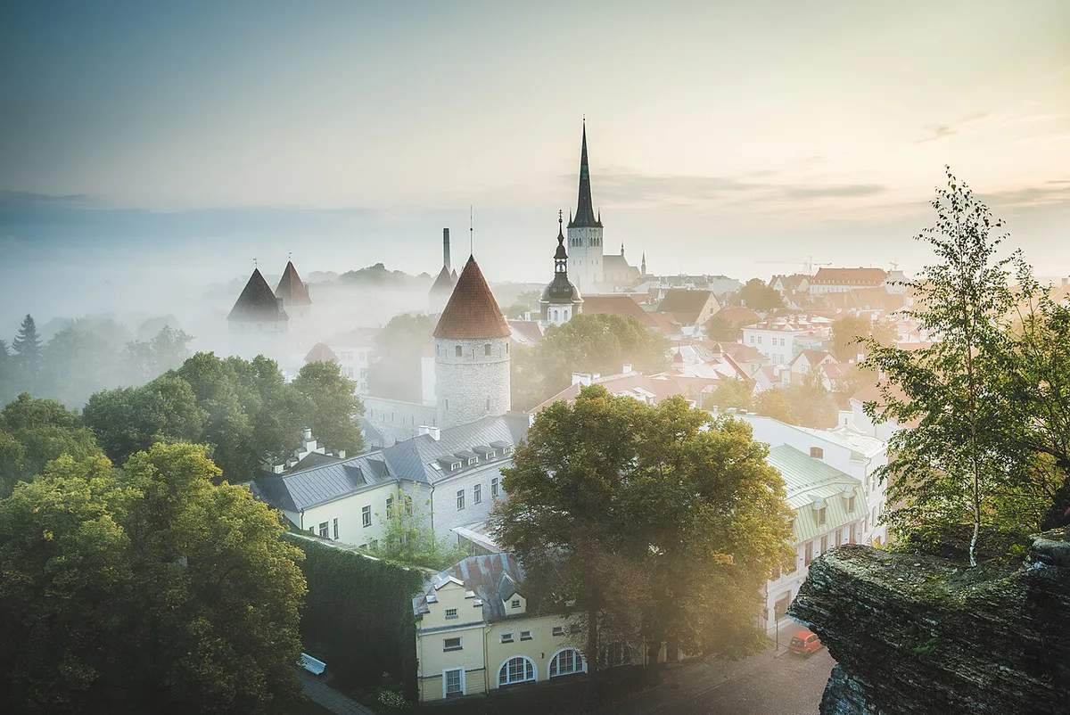Tallinna vanalinn päikesetõusu ajal — 2