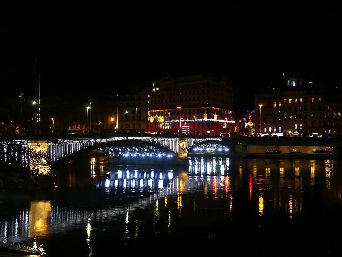 Illuminated streets and landmarks in Lyon at night, France — 1