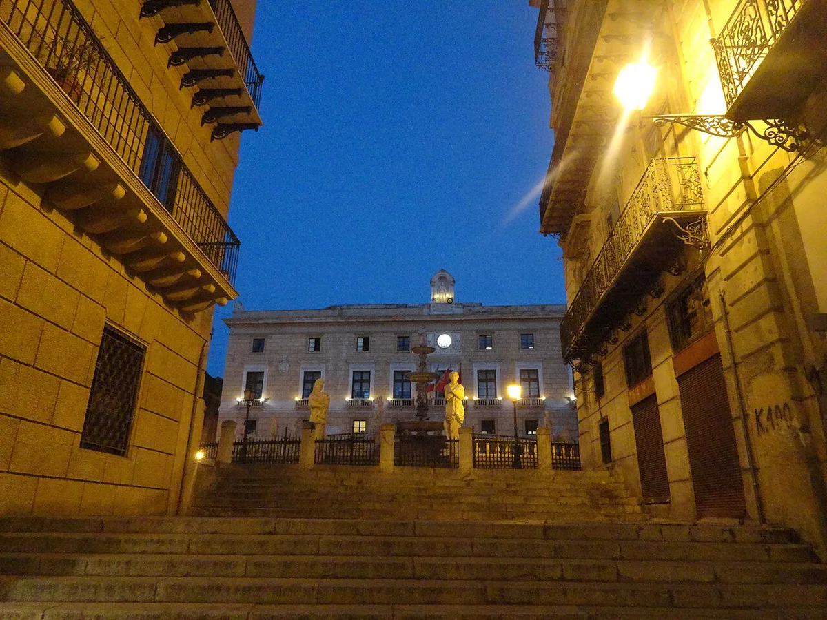 Illuminated streets and landmarks in Palermo at night, Italy — 2