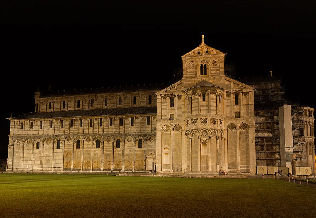 Illuminated streets and landmarks in Pisa at night, Italy — 2