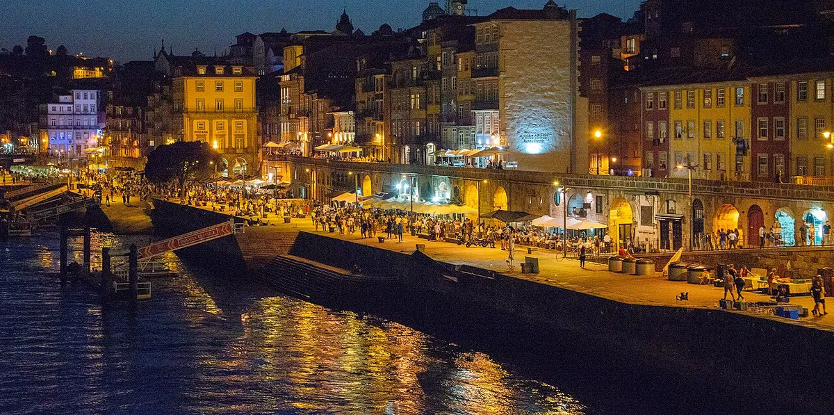 Illuminated streets and landmarks in Porto at night, Portugal — 1
