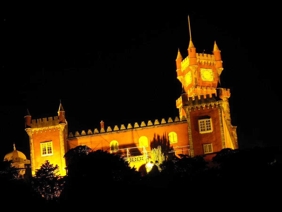 Illuminated streets and landmarks in Sintra at night, Portugal — 1