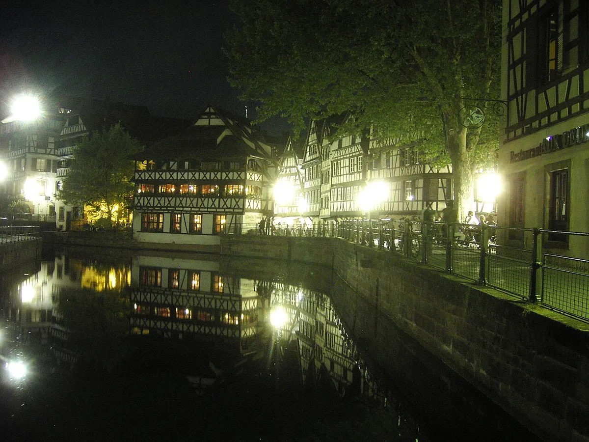 Illuminated streets and landmarks in Strasbourg at night, France — 1
