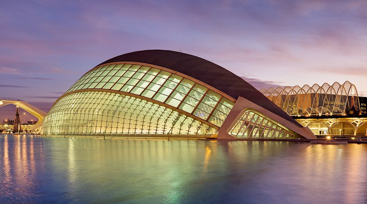 Family sightseeing in Valencia, Spain — 1
