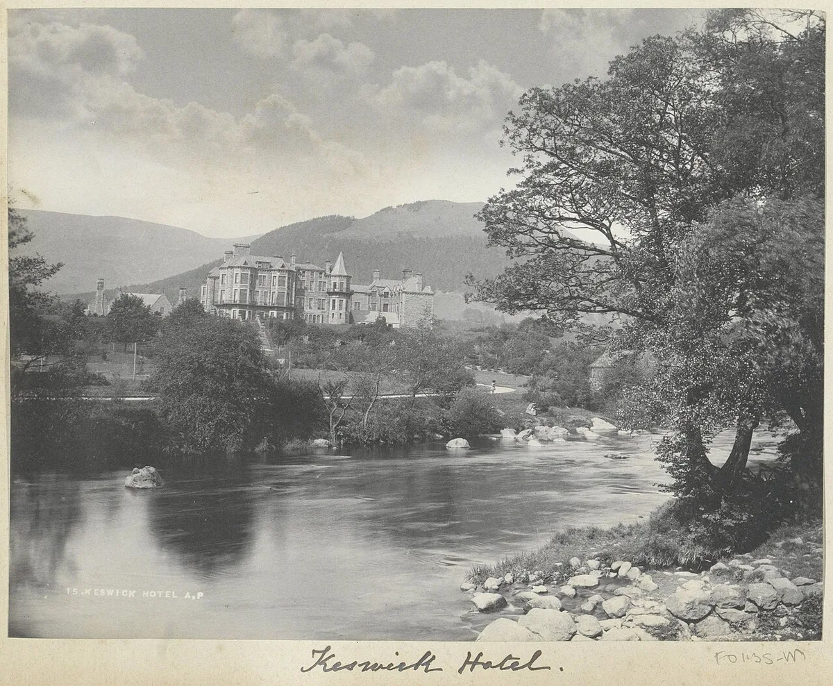 Keswick Hotel in Keswick  gezien over een water Keswick Hotel A.P (titel op object)  RP-F-F01135-M — 1
