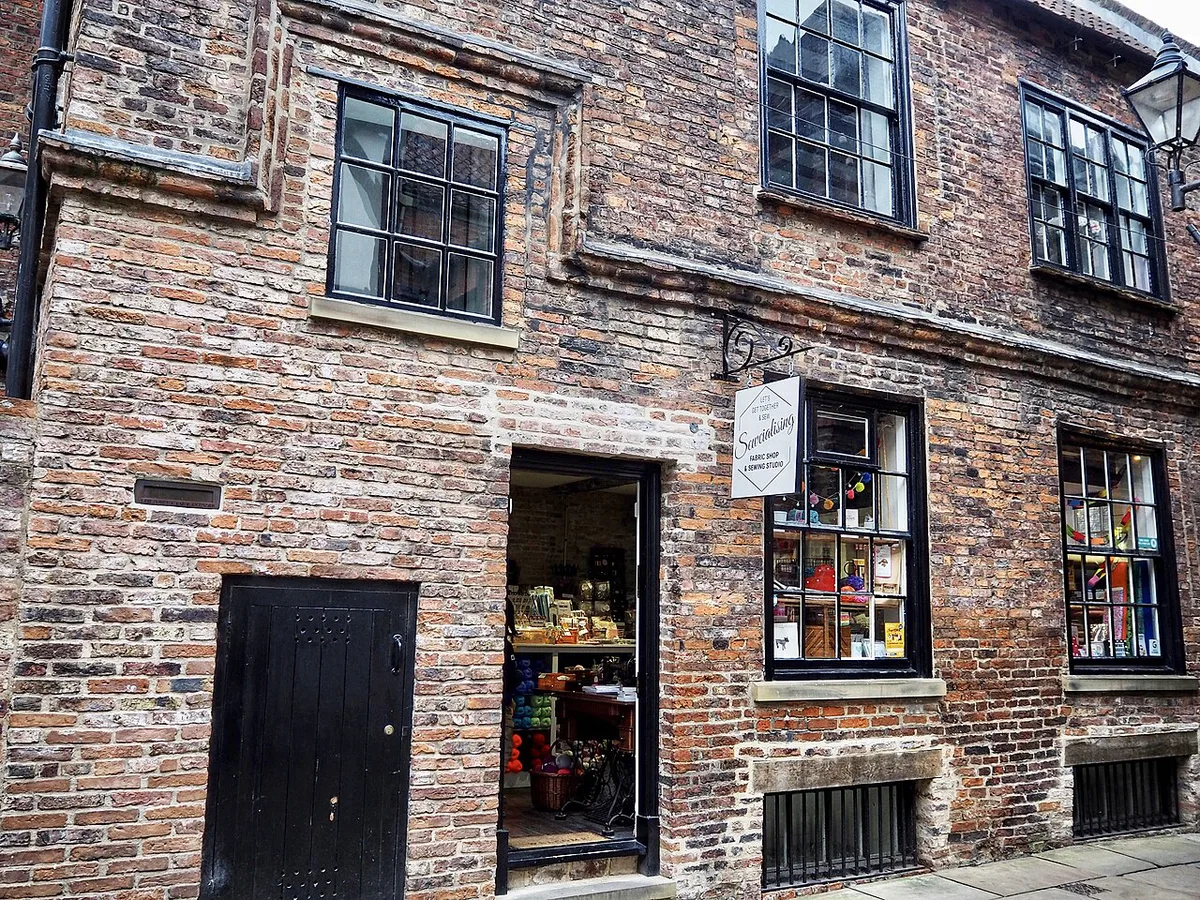 Lund's Court snickelway alley in York, United Kingdom — 1