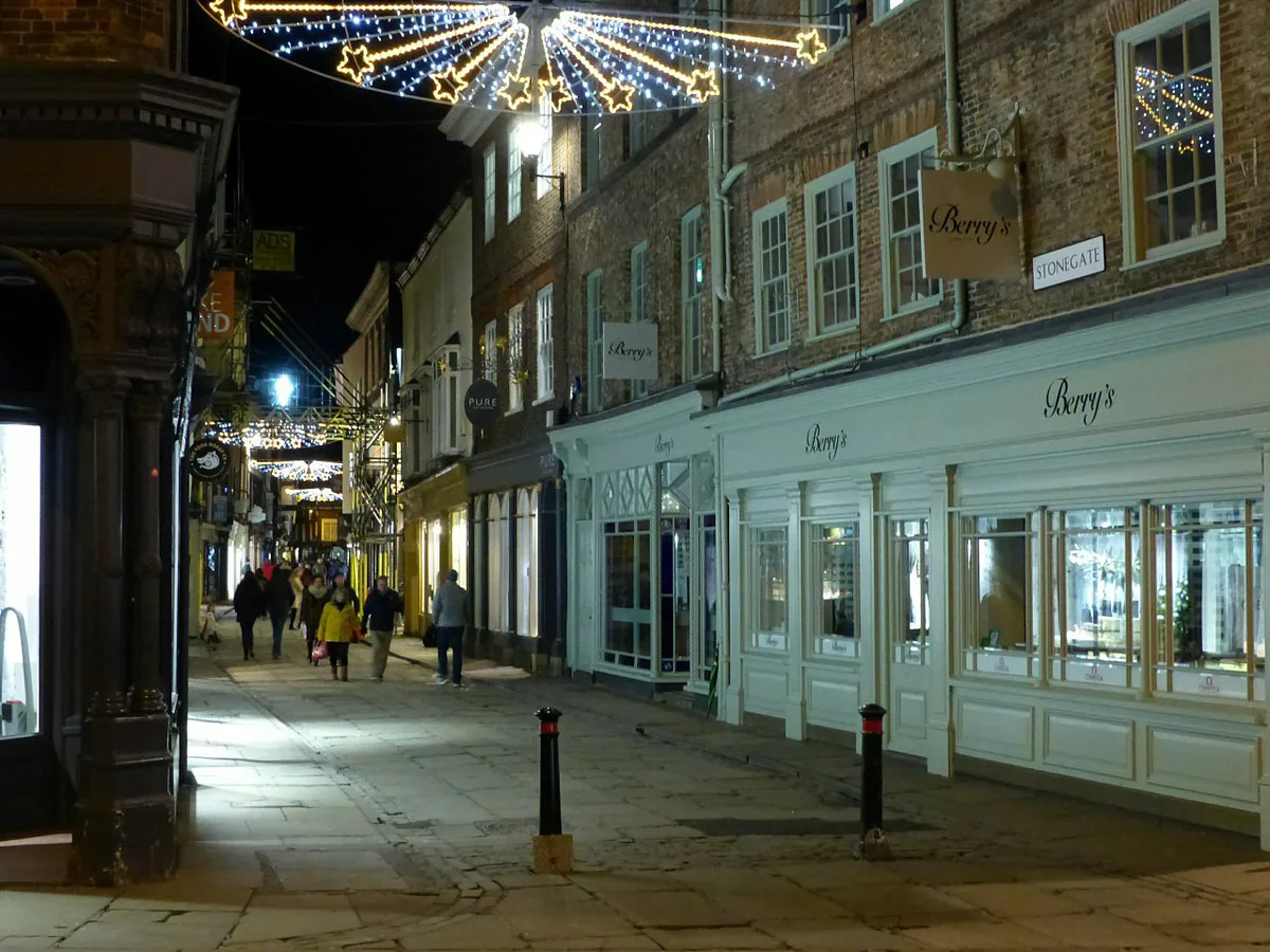 Lund's Court snickelway alley in York, United Kingdom — 2